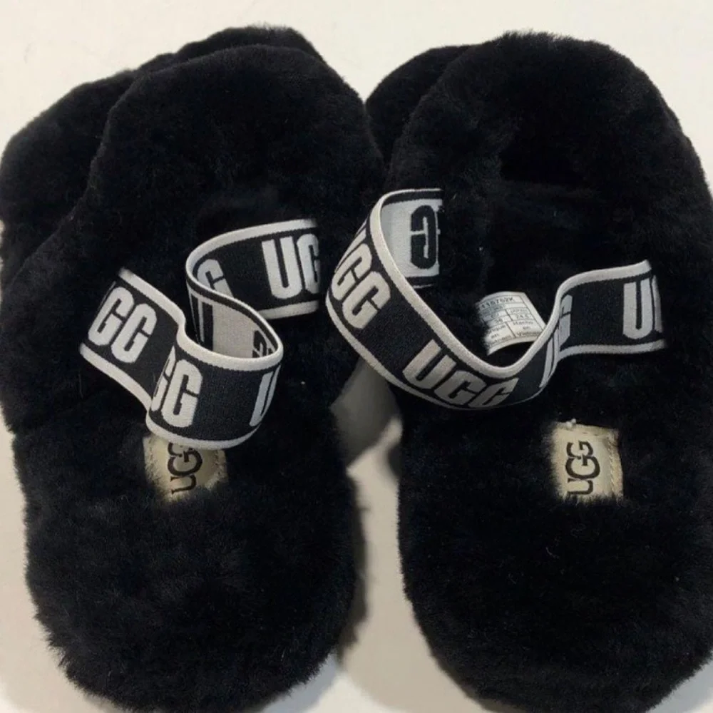 NEW!! Girls UGG Oh Yeah Black Fuzzy Slippers Size 6